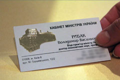 Бумага бежевый хромолюкс, объемный шелкотрафарет в одну краску, тиснение золотом и конгрев
